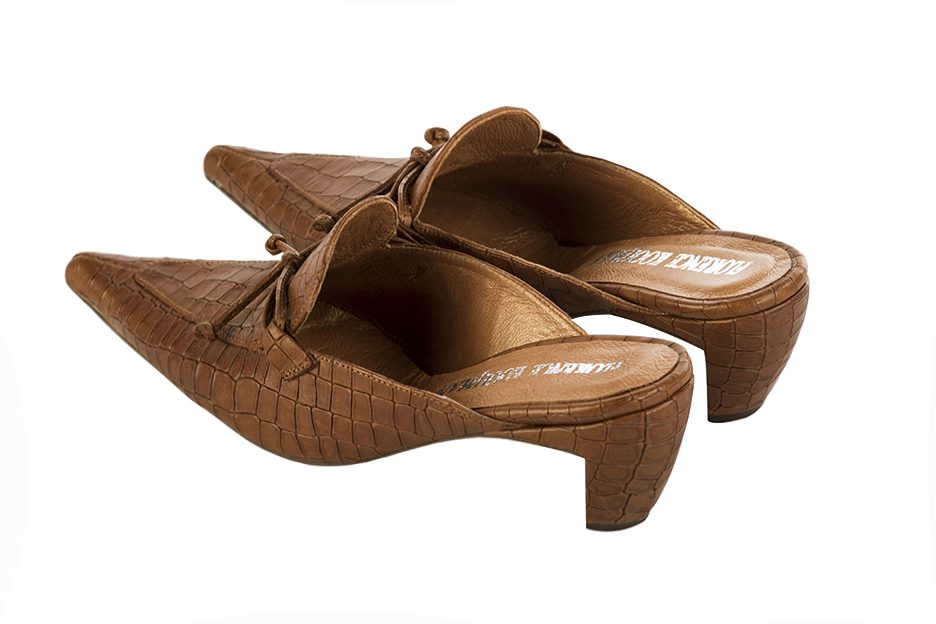 Mules mocassin élégantes et raffinées, coloris marron caramel. Bout pointu. Mi-haut à haut. Talon virgule. Cérémonie, soirée, cocktail, évènementiel. Personnalisation : Choix des cuirs, 
                des couleurs et des talons. Petites et grandes pointures. - Florence KOOIJMAN